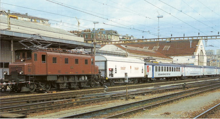La 10700 et la rame de voitures unifiées type III dans leur couleur blanche (crédit: Lionel Besençon)